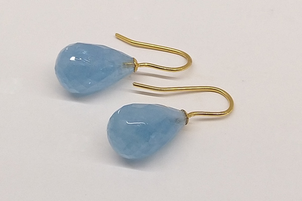 Ohrringe mit facettierten tiefblauen Aquamarin -Tropfen mit Bügeln aus 333 Gold (8 kt)