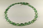 Fluorit-Kette aus durchsichtigen, leuchtendgrünen, ovalen Perlen, getrennt durch kleine Onyx-Kügelchen