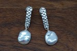 Ohrringe mit flachen Perlen an langen Silbersteckern